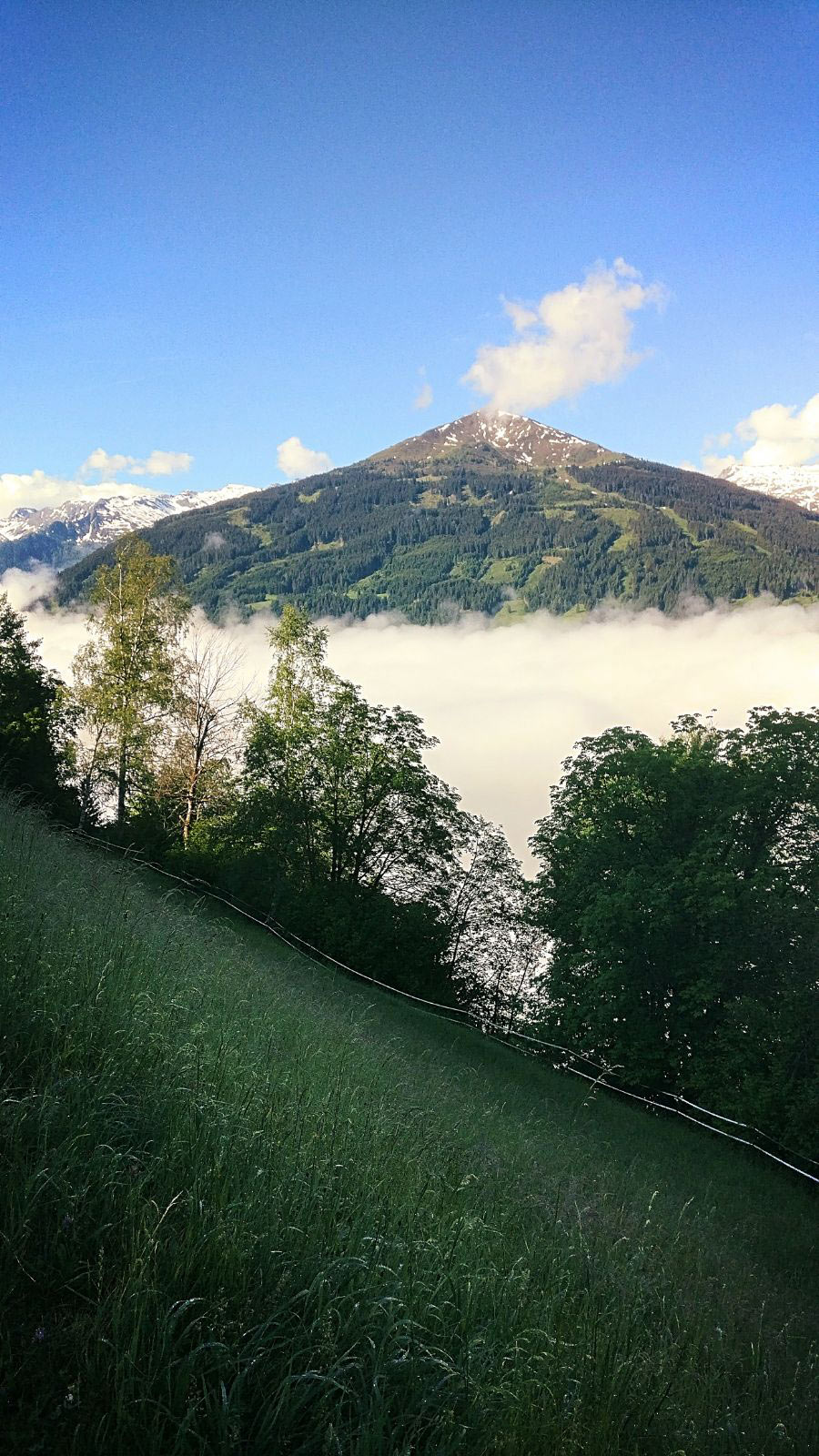 Die Nebelgrenze von oben mit einem steilen Abgrund im Vordergrund