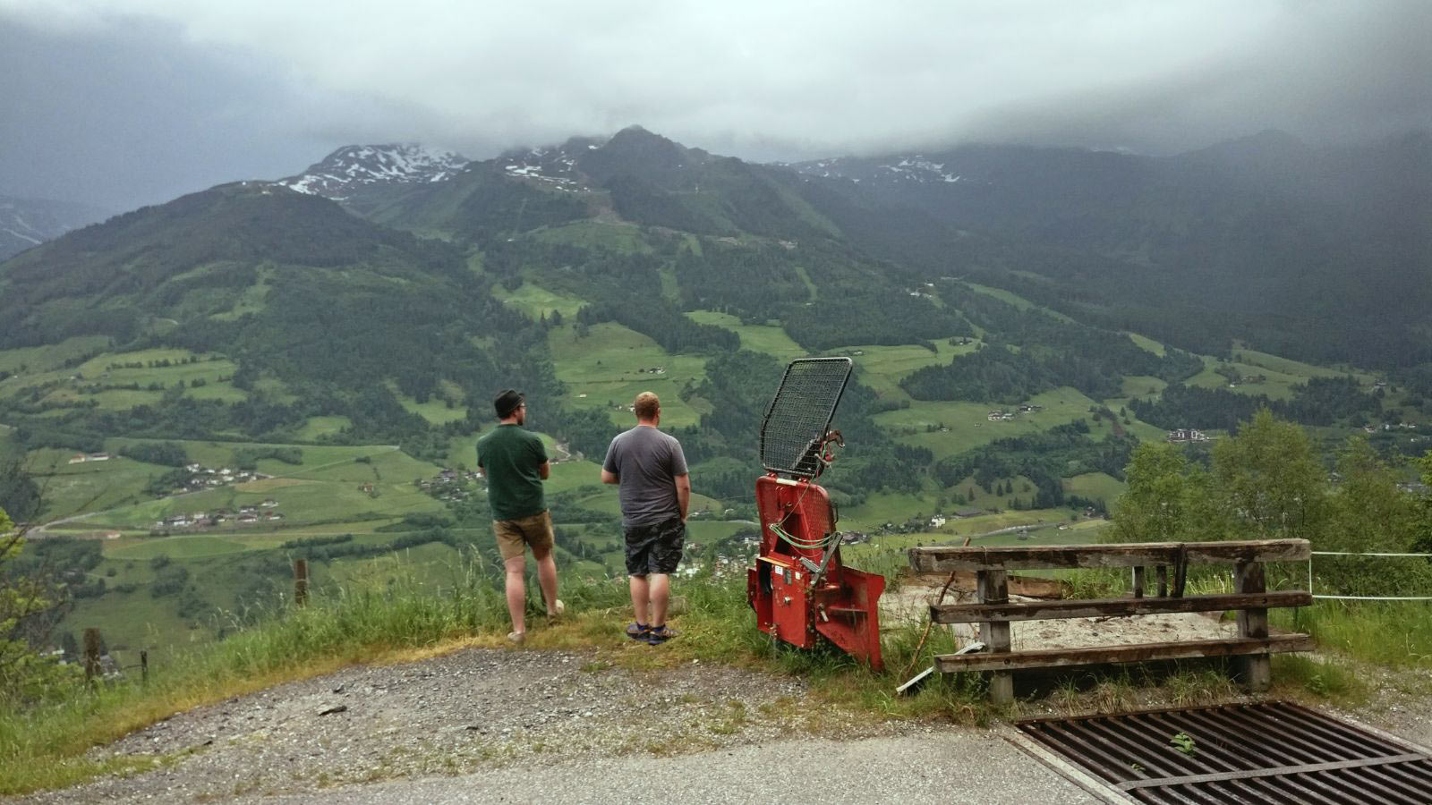 Die beiden Brüder Michael und Achim beim Blick in die Berge