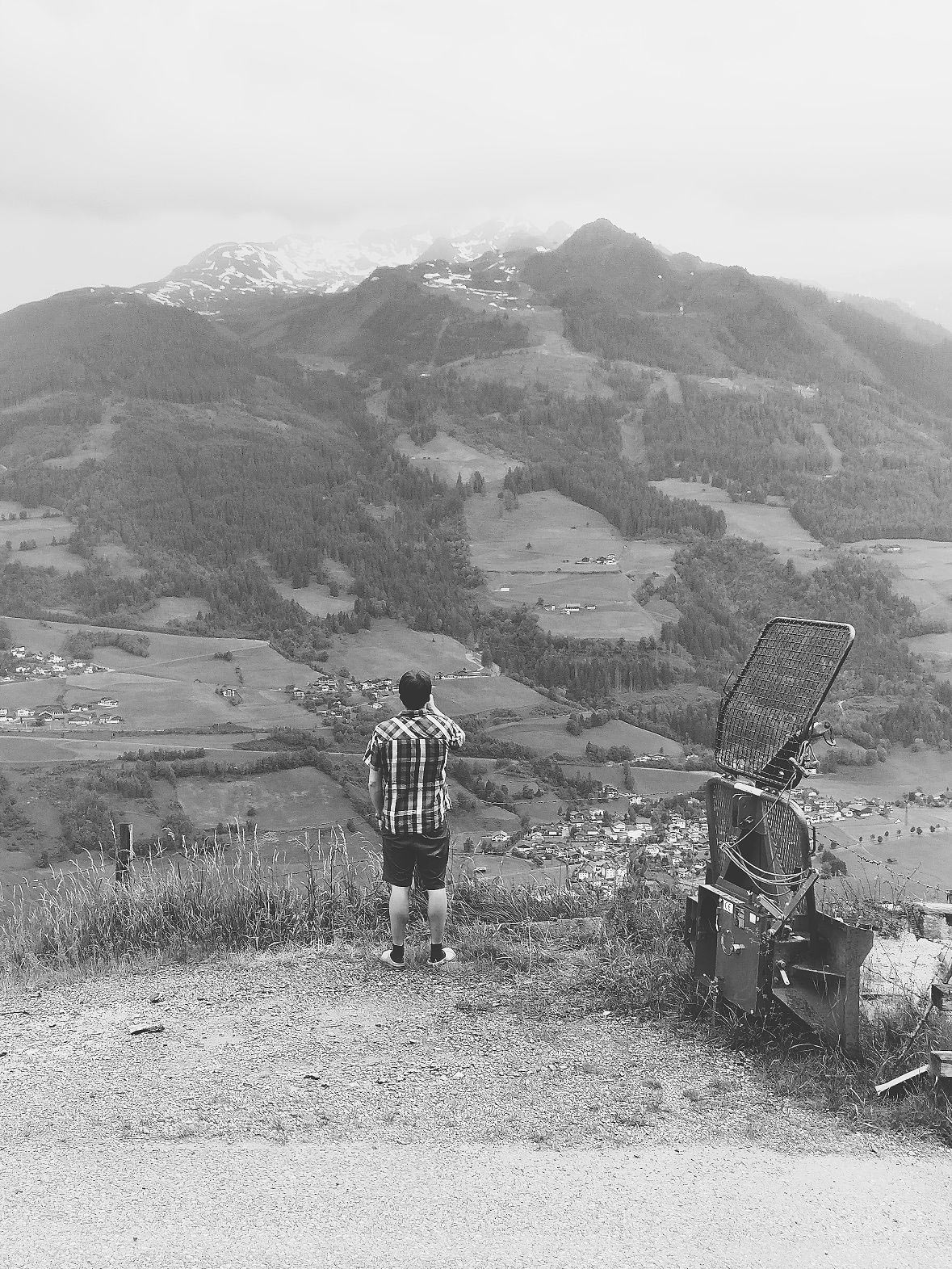 Markus bei einer Auszeit mit einem Blick in die Berge