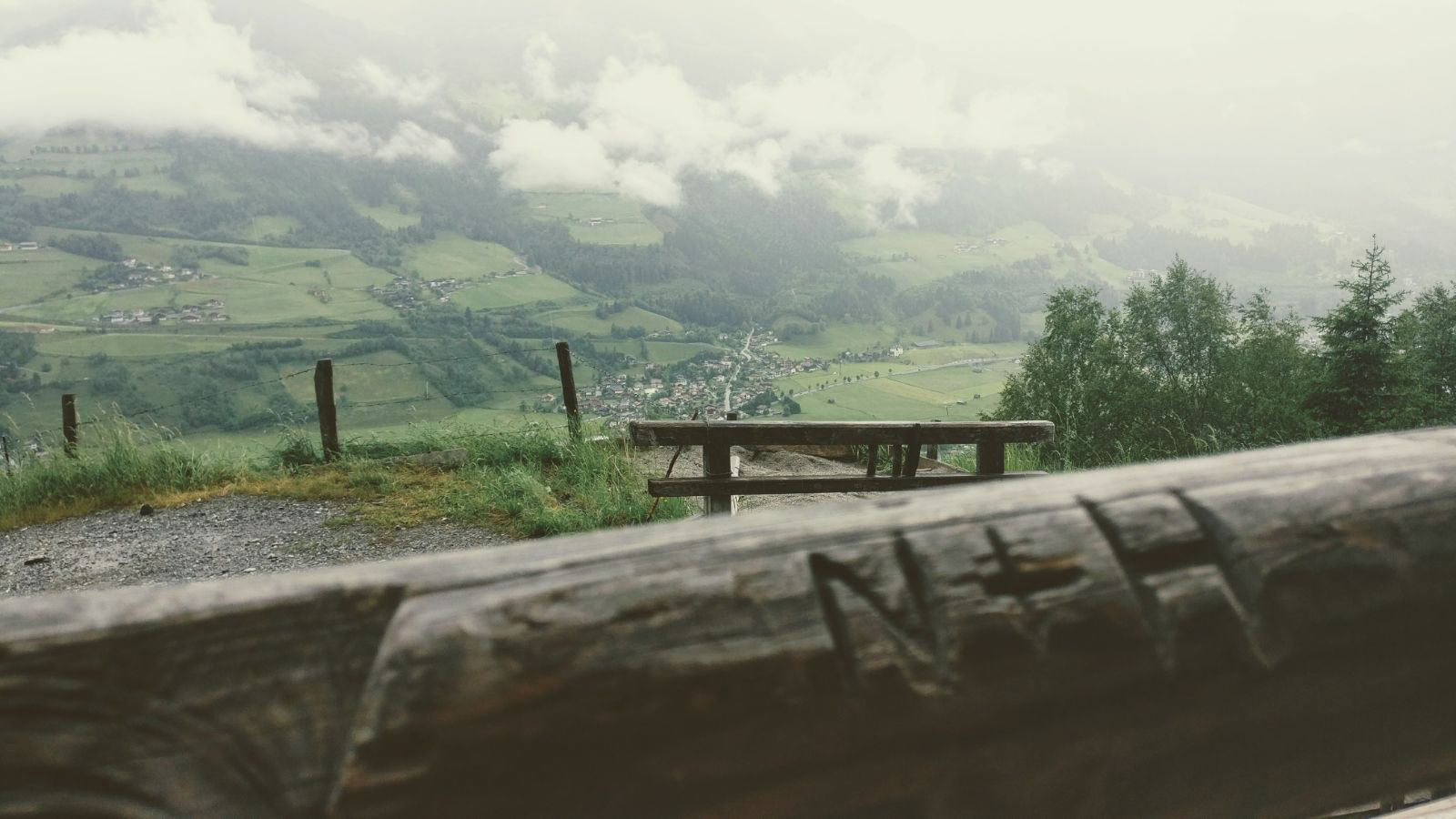 Der direkte Blick von der Hütten-Terrasse mit verewigter Liebe auf Holz