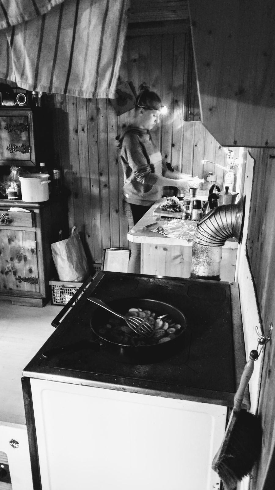 Carmen mit Stirnlampe beim Abwasch