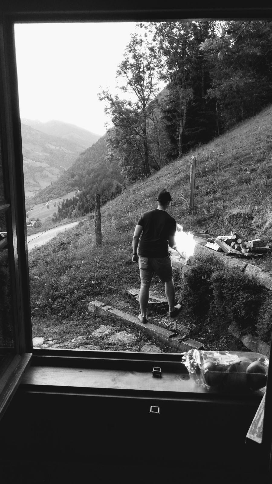 Michael beim Anheizen eines Grillers