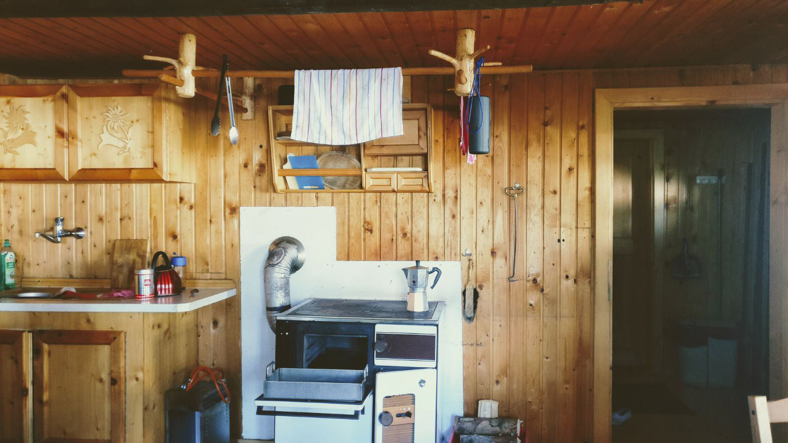 Wohn- & Essbereich in der Selbstversorgerhütte mit Blick auf alten Lohberger-Ofen