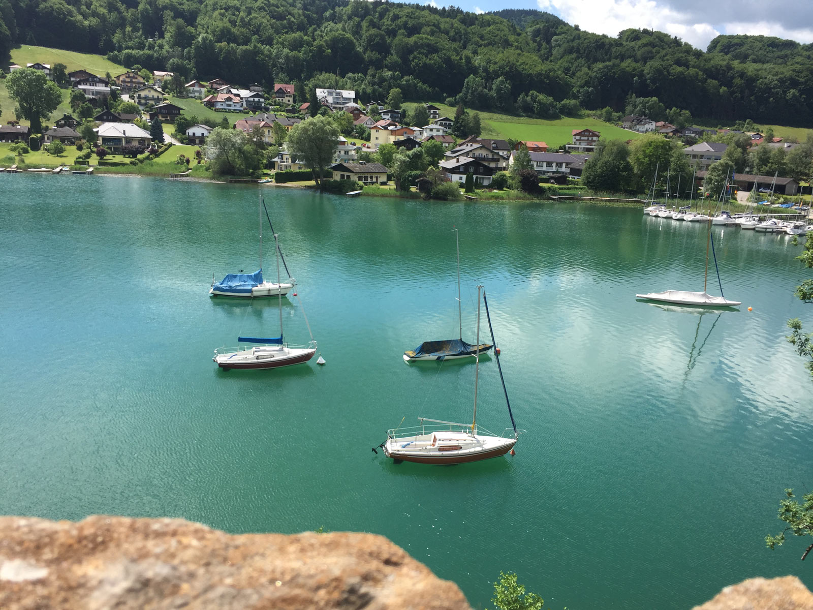 Blick von der Schlossterrasse hinunter zum Mattsee
