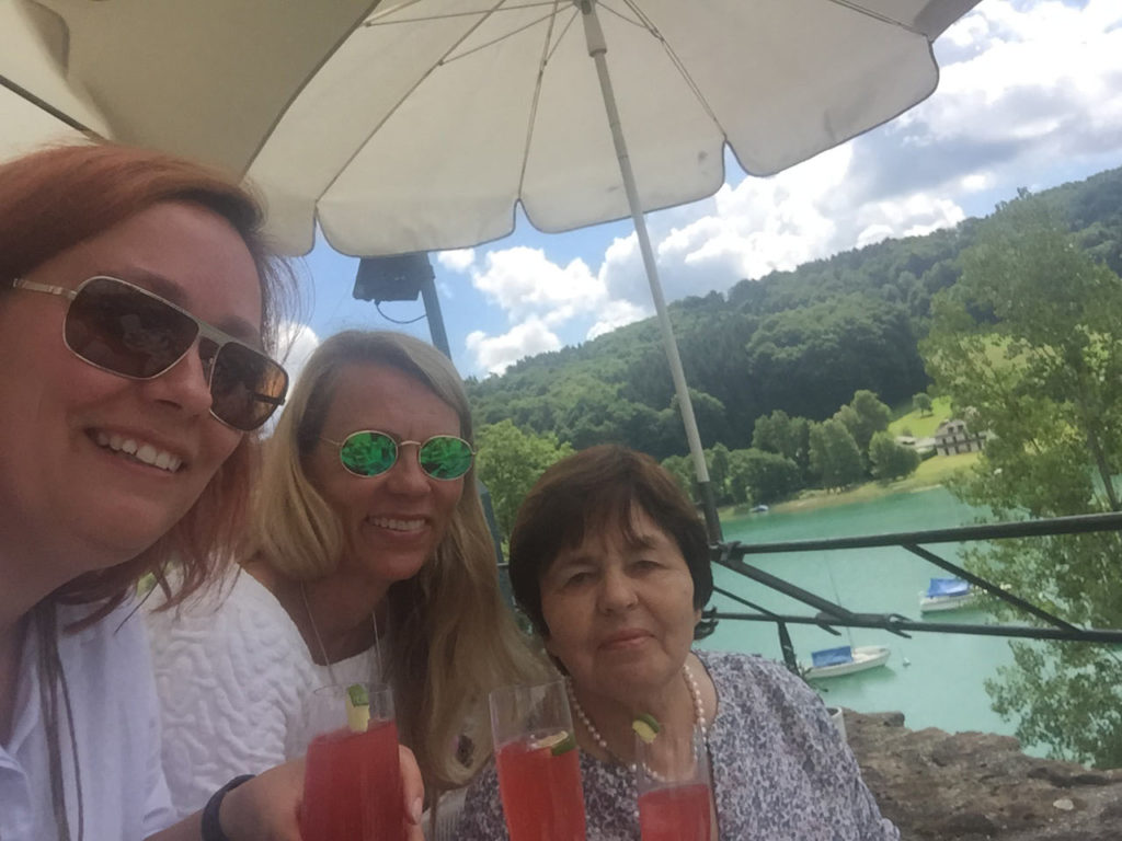 Mama, Oma und ich beim Kaiserfrühstück am Schloss Mattsee