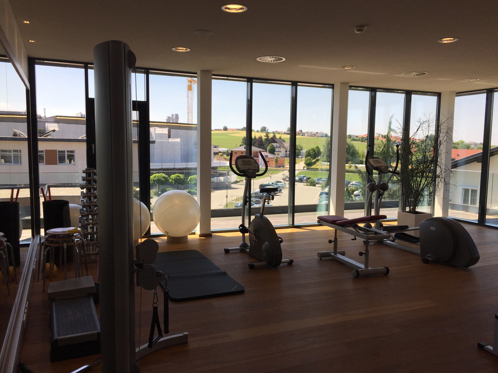 Fitness Raum Perspektive 2 - mit Blick nach draußen