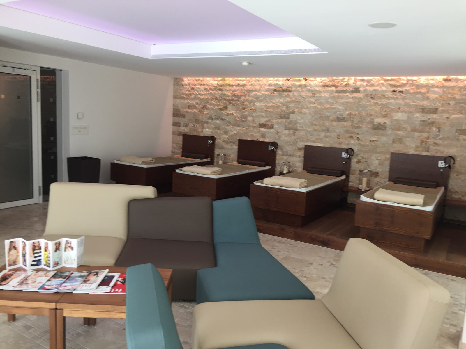 Wasserbetten im Innenbereich des Pools